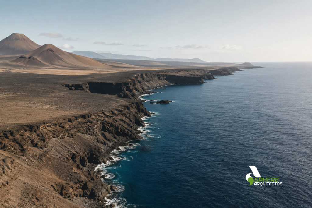 Vista de una costa con acantilados y tierra volcanica.