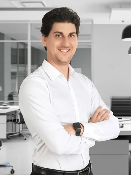 Imagen del CEO José Luis Frances en el estudio de arquitectura